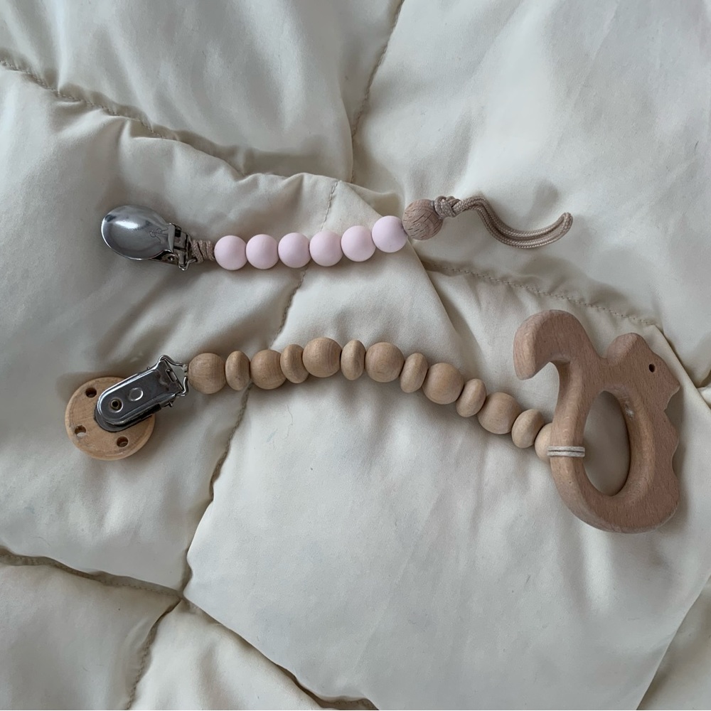 2 Pacifier clips